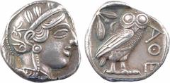 Greek coins Attique, Athènes, tétradrachme, c.480-400 av. J.-C. A/Anépigraphe Tête d'Athéna à droite, coiffée du casque à aigrette, orné sur le devant de trois feuilles d'olivier ; elle porte des bouc