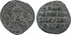 Byzantine coins Romain Ier, follis, Constantinople, 920-944 A/+RWmAn bASILEVS RWm' Buste couronné de face de Romain Ier, tenant un labarum transversale et un globe crucigère R/+RWmA / n' EN THEW bA / 