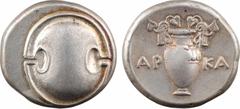 Greek coins Béotie, Thèbes, statère au nom du magistrat APKA, c.368-364 av. J.-C. A/Anépigraphe Bouclier béotien de face R/AP - KA Amphore avec une branche de lierre enroulée sur chaque anse, dans un 