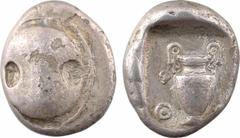 Greek coins Béotie, Thèbes, statère, c.425-400 av. J.-C A/Anépigraphe Bouclier béotien de face R/TH/ [E] Amphore avec une feuille de vigne sur l'anse gauche ; le tout dans un carré creux Argent 21,0 m