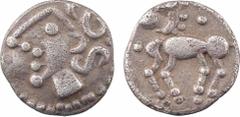 Celtic coins Trévires, denier au cheval, Ier s. av. J.-C A/Anépigraphe Profil très stylisé à gauche, visage de forme très anguleuse, dont la chevelure se résume à deux S opposés R/Anépigraphe Cheval à