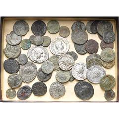 Empire romain - Roman Empire lot d'environ 45 p., dont: Gordien III, antoninien, R/ Jupiter, Sol; Valérien II César, antoninien, R/ Jupiter sur une chèvre; Claude II le Gothique, antoninien, R/ Victoi