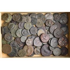 Empire romain - Roman Empire lot d'environ 90 bronzes, dont: Aurélien, antoninien, R/ L'empereur et Jupiter; Probus, antoninien, R/ Trophée entre deux captifs (2), Sol sur un char, Pax, L'empereur à c