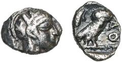 Monde grec - Greek World ATTIQUE, ATHENES, AR obole, vers 440-400 av. J.-C. D/ T. casquée d'Athéna à d., le casque orné d'un fleuron et de trois feuilles d'olivier. R/ Chouette à d., t. de f. A g., po