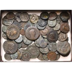 Empire romain - Roman Empire lot d'environ 90 bronzes, dont: Maximien Galère César, follis, R/ Génie (2); Maxence, follis, R/ Roma assise dans un temple; Licinius, follis, R/ Sol, Jupiter; Constantin 