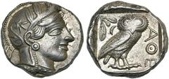 Monde grec - Greek World ATTIQUE, ATHENES, AR tétradrachme, vers 450-400 av. J.-C. D/ T. casquée d'Athéna à d., le casque orné d'un fleuron et de trois feuilles d'olivier. R/ Chouette à d., t. de f. D