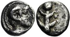 CYRENAIQUE, CYRENE, AR drachme, 480-435 av. J.-C. Droit : Plant de silphium. Revers : Tête de Zeus-Amon à droite, avec des cornes de bélier, entourée d'un cercle de grènetis, dans un carré incus. Ref.