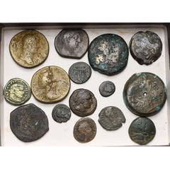 Monde grec - Greek World lot de 15 bronzes, dont: Littoral de la Mer noire, Olbia, T. de Borysthène/Sceptre surmonté d'une hache et carquois; Royaume séleucide, Antiochos III ou Démétrios Ier, T. à d.