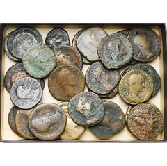 Empire romain - Roman Empire lot de 32 bronzes, dont: Hadrien, sesterce, R/ Fortuna; Antonin le Pieux, sesterce, R/ Salus, Fortuna; dupondius, R/ Salus; Faustine l'Ancienne divinisée, sesterce, R/ Jun