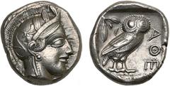 Monde grec - Greek World ATTIQUE, ATHENES, AR tétradrachme, vers 440-400 av. J.-C. D/ T. casquée d'Athéna à d., le casque orné d'un fleuron et de feuilles d'olivier. R/ AΘE Chouette à d., t. de f. A g
