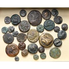 Monde grec - Greek World lot de 30 bronzes, dont: Pont, Amisos, B. masc. imberbe/Carquois avec baudrier, T. de Dionysos/Ciste, T. d'Arès/Epée dans un fourreau, T. d'Artémis/Trépied; Komana, Aegis/Niké