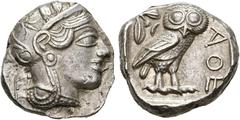 Monde grec - Greek World ATTIQUE, ATHÈNES, AR tétradrachme, vers 420 av. J.-C. D/ T. casquée d'Athéna à d., le casque orné d'un fleuron et de feuilles d'olivier. R/ AΘE Chouette à d., t. de f. À g., p