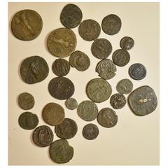 Empire romain - Roman Empire lot de 28 antoniniens et bronzes, dont: Hadrien, sesterce, R/ Aequitas; Commode, sesterce, R/ Fortuna; Maximin Ier, sesterce, R/ Pax; Maxence, follis (2). très bien conser