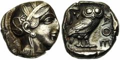 ATTIQUE, ATHENES, AR tétradrachme, vers 440-400 av. J.-C. Droit : Tête casquée d'Athéna à droite, le casque orné d'un fleuron et de trois feuilles d'olivier. Revers : Chouette à droite, tête de face. 