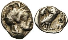ATTIQUE, ATHENES, AR obole, vers 450-400 av. J.-C. Droit : Tête casquée d'Athéna à droite, le casque orné d'un fleuron et de feuilles d'olivier. Revers : AΘE Chouette à droite, tête de face. A gauche,