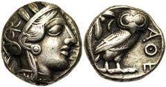 ATTIQUE, ATHENES, AR tétradrachme, vers 440-400 av. J.-C. Droit : Tête casquée d'Athéna à droite, le casque orné d'un fleuron et de feuilles d'olivier. Revers : Chouette à droite, tête de face. A gauc