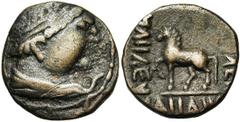 SCYTHIE, SCYTHES DE BALKH, AE tétradrachme, 1er s. av. J.-C. Imitation des tétradrachmes d'Hélioclès. Droit : B. diad. à droite. Revers : Cheval à gauche, la jambe droite levée. Légende grecque dégéné