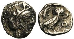 ATTIQUE, ATHENES, AR hémiobole, après 449 av. J.-C. Droit : Tête casquée d'Athéna à droite, le casque orné d'un fleuron et de feuilles d'olivier. Revers : AΘE Chouette à droite, tête de face. A gauche