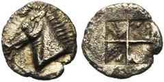 Greek world THRACE, MARONEE, AR tétartémorion, vers 500 av. J.-C. D/ T. de cheval à g. R/ Carré creux quadriparti. Babelon, Traité, - (cfr 1782, hémiobole avec t. à d.); SNG Cop. -. 0,19#g Très rare T