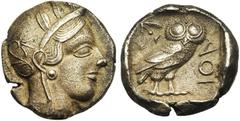 GREEK WORLD ATTIQUE, ATHENES, AR tétradrachme, vers 440-400 av. J.-C. D/ T. casquée d''Athéna à d., le casque orné d''un fleuron et de feuilles d''olivier. R/ AΘE Chouette à d., t. de f. A g., pousse 