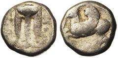 Coll. A. ZOBEL - GREEK WORLD BRUTTIUM, CROTONE, AR triobole, 480-440 av. J.-C. D/ Trépied. A d., PO (rétrograde). R/ Pégase en vol à g. En dessous, . SNG ANS 327-328; coll. Dewing 502-503. 1,28g. 0 