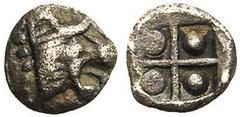 Coll. A. ZOBEL - GREEK WORLD REGION THRACO-MACEDONIENNE, AR tétartémorion, 5e s. av. J.-C. D/ T. de lion à d., le cou bordé de points. R/ Carré creux quadriparti, cantonné de quatre points. 0,15g Très