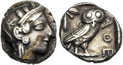GREEK WORLD ATTIQUE, ATHENES, AR tétradrachme, vers 400 av. J.-C. D/ T. casquée d''Athéna à d., le casque orné d''un fleuron et de feuilles d''olivier. R/ ΑΘΕ Chouette à d., t. de f. A g., pousse d''o