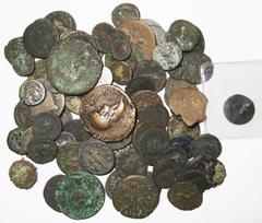 ROMAN EMPIRE (II) lot de 75 p., dont Jules César, denier à l''éléphant, Cr. 443/1 (B à TB); Néron, denier, R/ Salus; Titus César, denier, R/ Truie et ses petits; Trajan, sesterce, R/ L''empereur entre