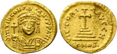 BYZANTIUM Tibère II Constantin (578-582), AV solidus, 579-582, Constantinople. Off. H. D/ B. diad. et cuir. de f., ten. un gl. cr. et un bouclier. R/ VICTORI-A AVCCH/ CONOB Croix potencée sur quatre d