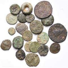 ROMAN EMPIRE lot de 21 p.: 7 petits bronzes gaulois, dont Remi, 1/4 statère en bronze, rouelle (12 mm); minimi, imitations gauloises (10); Claude II, antoninien, Constantin Ier, follis; Theodora, foll