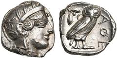 CONTINENTAL GREECE ATTIQUE, ATHENES, AR tétradrachme, vers 440-410 av. J.-C. D/ T. casquée d''Athéna à d., le casque orné d''un fleuron et de feuilles d''olivier. R/ ΑΘΕ Chouette à d., t. de f. A g., 