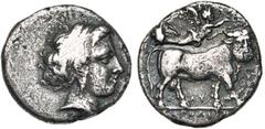 MAGNA GRAECIA CAMPANIE, NEAPOLIS, AR didrachme, 320-300 av. J.-C. D/ T. de nymphe à d., portant une boucle d''oreille et un collier. Sous le cou, OΛ. R/ Taureau androcéphale à d., t. de f., couronné p