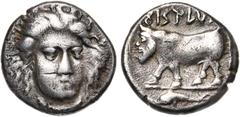 MAGNA GRAECIA CAMPANIE, PHISTELIA, AR didrachme, 405-400 av. J.-C. D/ T. fém. de f., légèrement tournée à d. R/ Taureau androcéphale à g. Au-dessus, légende en osque. A l''ex., dauphin à g. SNG ANS 56