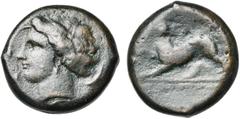 MAGNA GRAECIA SICILE, KENTORIPAI, AE litre, vers 340 av. J.-C. D/ T. de Perséphone à g., cour. d''épis, entourée de quatre dauphins. R/ Panthère à g. A l''ex., KENTOPIΠINΩN. SNG ANS 1305-1306; SNG Cop