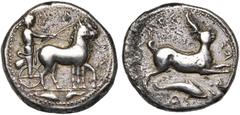 MAGNA GRAECIA SICILE, MESSANA, AR tétradrachme, 420-413 av. J.-C. D/ MEΣΣ-ANA Bige de mules à d., conduit par un aurige. Au-dessus et à d., MEΣΣA-NA. A l''ex., deux dauphins affrontés. R/ MEΣ-ΣA-NI-O-