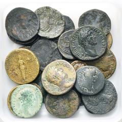 LOTS & MEDAILLONS lot de 26 bronzes, dont: sesterces de Domitien, Hadrien, Aelius César, Antonin le Pieux (2), Faustine l''Ancienne (3), Marc Aurèle (3), Faustine la Jeune, Lucilla (3), Commode, Crisp