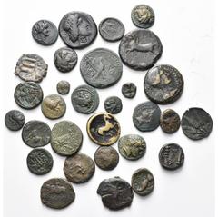 GREEK WORLD lot de 30 bronzes, dont: royaume de Macédoine, T. d''Héraclès/Massue et carquois (2); Thessalie, Larissa, T. de nymphe/Cheval; Eubée, Chalcis, T. d''Héra/Aigle à d.; Corinthe, Trident/Péga