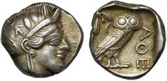 GREEK WORLD ATTIQUE, ATHENES, AR tétradrachme, vers 440-400 av. J.-C. D/ T. casquée d''Athéna à d., le casque orné d''un fleuron et de feuilles d''olivier. R/ AΘE Chouette à d., t. de f. A g., pousse 