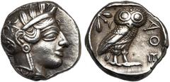 Monde grec - Greek World ATTIQUE, ATHENES, AR tétradrachme, vers 420 av. J.-C. D/ T. casquée d''Athéna à d., le casque orné d''un fleuron et de feuilles d''olivier. R/ AΘE Chouette à d., t. de f. A g.