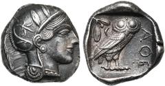 Monde grec - Greek World ATTIQUE, ATHENES, AR tétradrachme, vers 440-400 av. J.-C. D/ T. casquée d''Athéna à d., le casque orné d''un fleuron et de feuilles d''olivier. R/ AΘE Chouette à d., t. de f. 