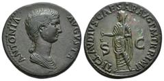 IMPERIO ROMANO IMPERIO ROMANO. ANTONIA LA MENOR (bajo Claudio I). Dupondio. Roma (36-37 d.C.). A/ Busto drapeado a der.; ANTONIA AVGVSTA. R/ Claudio togado a izq. con símpulo; TI CLAVDIVS CAESAR AVG P