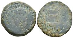 HISPANIA ANTIGUA. EMERITA. Augusto. Dupondio. A/ Cabeza masculina barbada de frente, delante ánfora vertiendo agua; PERMISSV CAESARIS AVGVSTI. R/ Recinto amurallado; EMERIT PERMISSV CAESARIS (poco vis