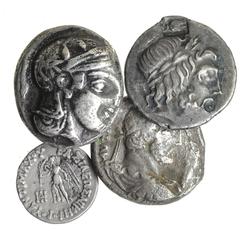 4 piezas: tetradracma, Atenas; tetradracma de vellón, Adriano (Alejandría);doble victoriato, Liga Tesalia; dracma, Bactria. MBC-.