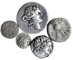 5 piezas: tetradracma, Tasos; tetradracma de vellón, Tiberio (Alejandría);tetradracma, Ptolomeo;Dracma Apolonia;dracma, Antíoco VIII. BC+/MBC.