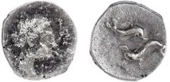 Colección Cores: Hispania Antigua EMPORION. Tetartemorión (241-218 a.C.). A/ Cabeza femenina a der. R/ Dos delfines en dirección contraria. AR 0,26 g. ACIP-184. CC-82, mismo ejemplar. BC-/MBC. Escasa.