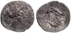 Colección Cores: Hispania Antigua EMPORION. Tetartemorión (después del 218 a.C.). A/ Cabeza femenina a der. R/ Dos delfines curvas en dirección contraria, entre ellos un punto. AR 0,21 g. CNH-40-48. A