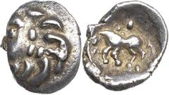 Keltische Münzen Süddeutschland Vindeliker Quinar 1. Jhd. v. Chr. Gruppe A 2. Stilisierter Kopf mit Strahlenfrisur nach links / Stilisiertes Pferd nach links, darüber kleine Kugel Kellner 561 1.78 g. 