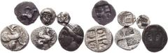 Antike - Lots Griechische Münzen Lot-6 Stück. Ionien, Teos - Trihemiobol und Tetartemorion (2x), Greif / Incusum, Phokaia - 1/64 Stater. Kopf / Incusum. Kolophon - Diobol. Kopf / Lyra, Tetartemorion. 