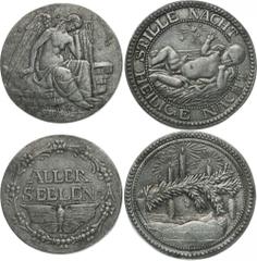 Römer, Georg 1868-1922 Zinnmedaille o.J. Aller Seelen. Trauernde Victoria / Schmetterling. Dazu ein 2. Exemplar Stille Nacht, Heilige Nacht.Jesuskind / Tannenzweig mit 3 Kerzen. 2 Stück. Vorzüglich Ge