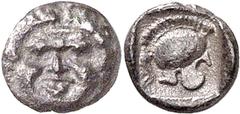 Thrace Maroneia Estimate: CHF 450.00 Hemiobol (Silver, 0.32 g 6), c. 398/7-386/5. Facing head of a Gorgon with tongue outstretched. Rev. Crested helmet in shallow incuse square. Cf. Schönert-Geiss 354